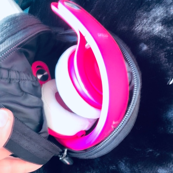 Bright pink Beats headphones (not cordless) with case - Picture 2 of 4